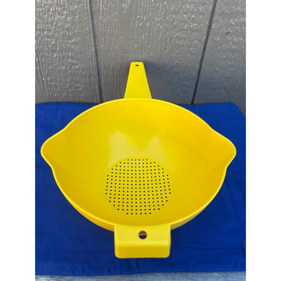 Vintage Tupperware Yellow Plastic Strainer Colander Handle Double Spout Kitchen - Picture 2 of 7